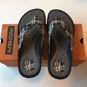 Rider Flip Flops -black, grey, white. Size 8